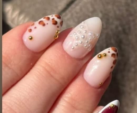 mandelförmige nägel mit leoparden-design und perlen