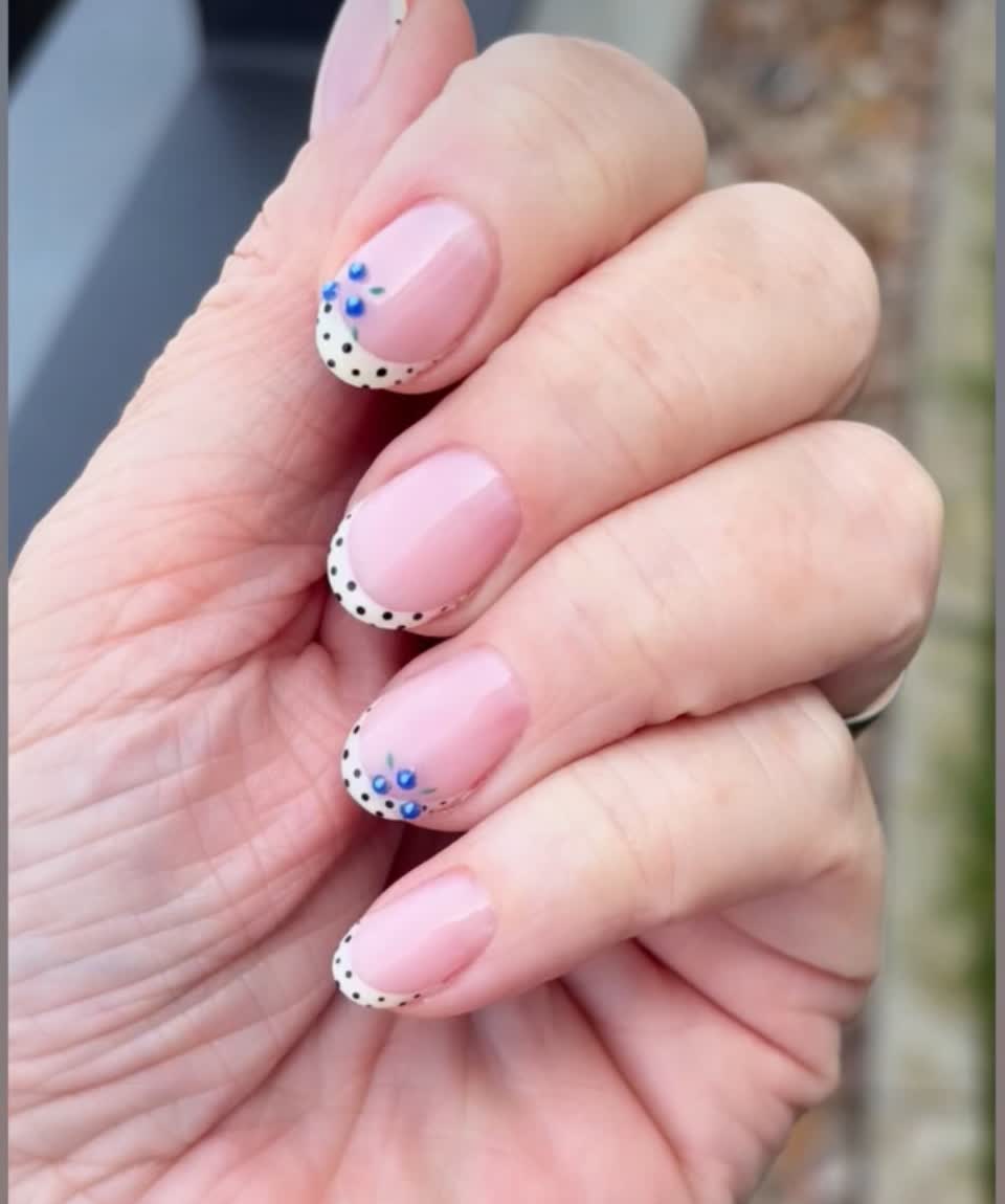 zarte french-nägel mit punkten und blüten von nails by judy