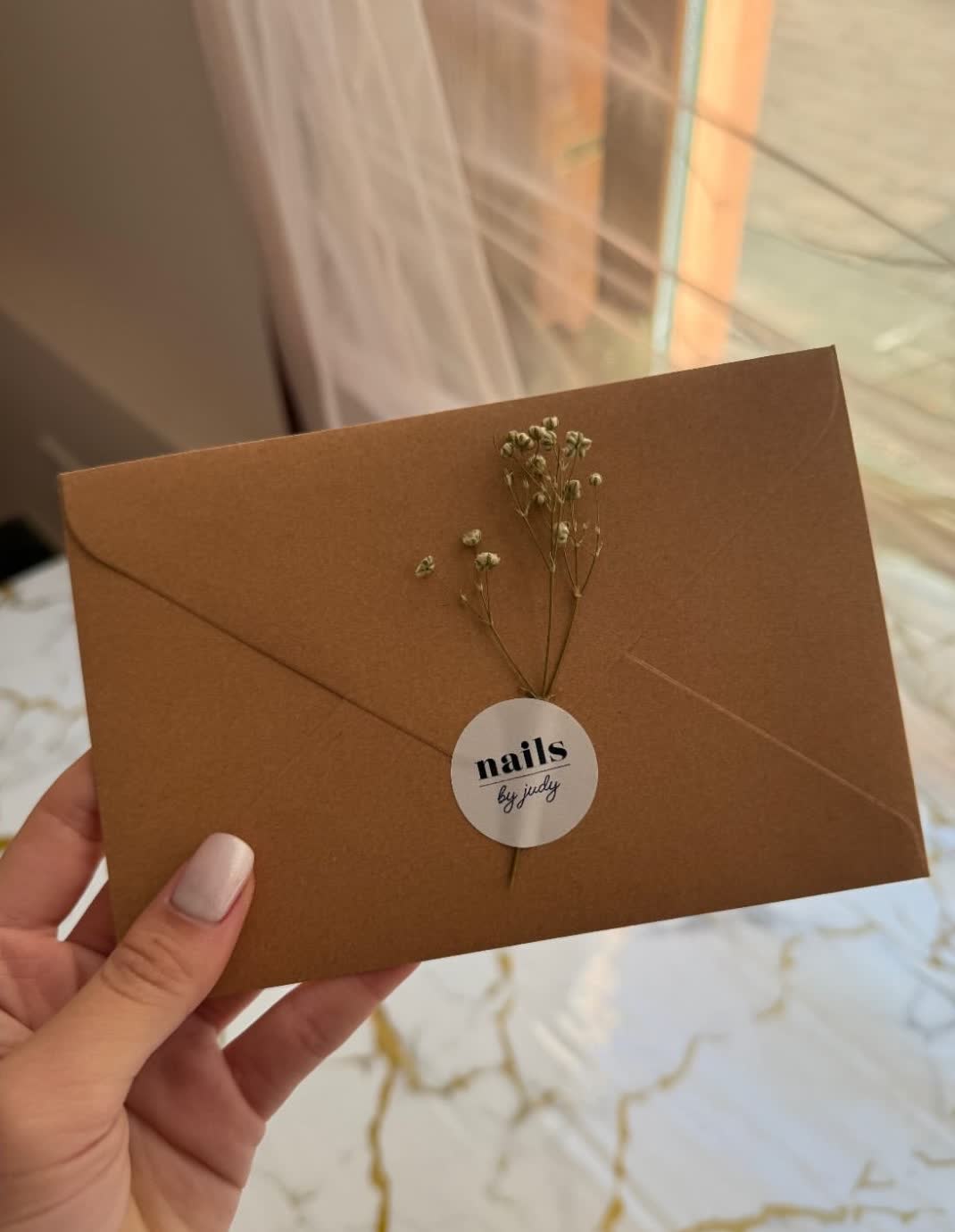 liebevoll verpackte nails by judy gift-box mit trockenblume